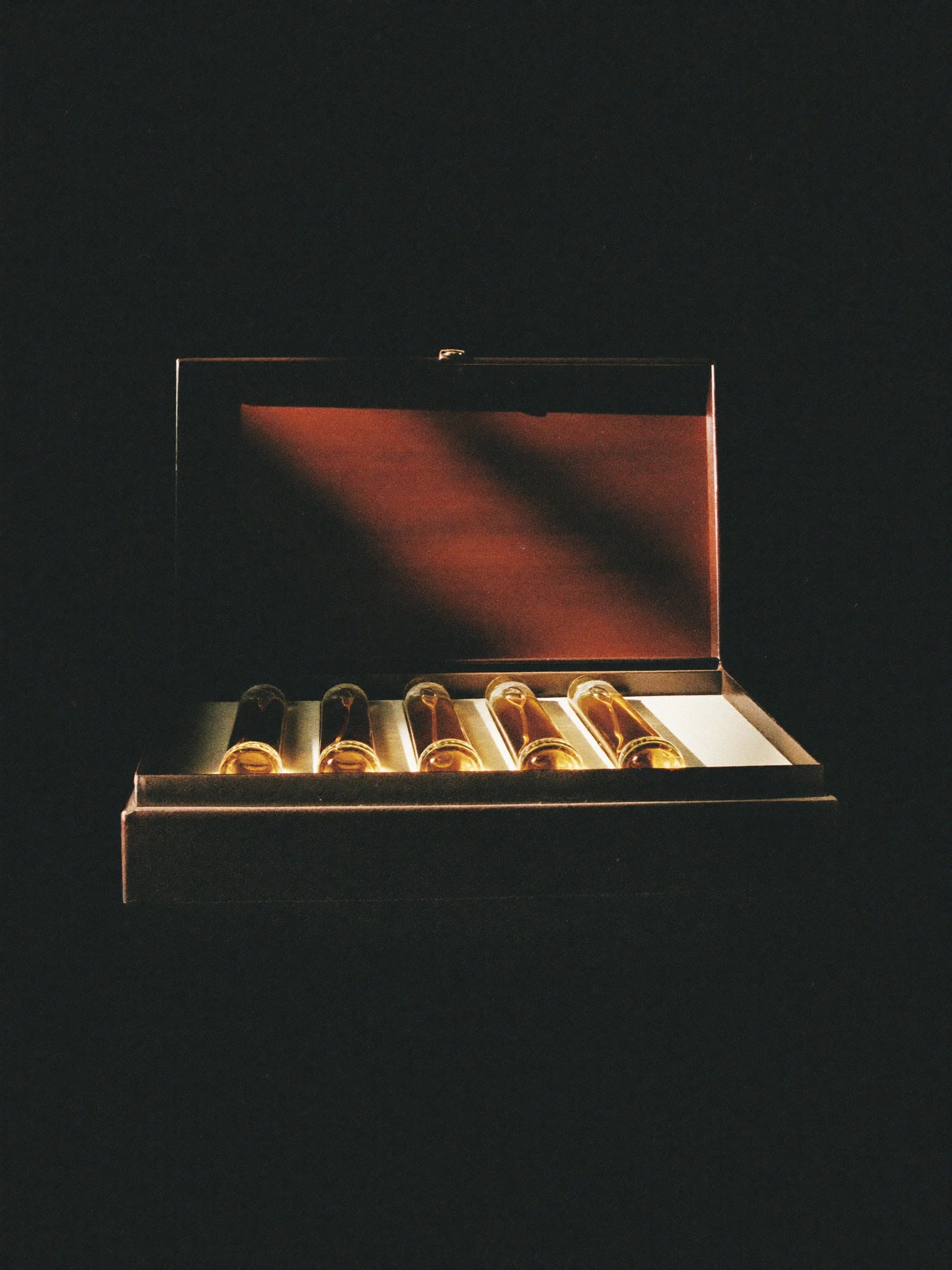 The SÉVE discovery set — a row of amber sample vials in a dark case.